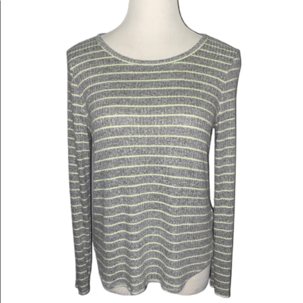 Old Navy Women’s Stripe High Low Shirt size Medium.